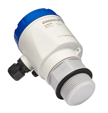 Sensor de radar FMCW de 80 GHz de radiación libre NivoRadar® NR 7100 con un ángulo de haz estrecho de 8°, aplicaciones industriales tanques de almacenamiento, medición de nivel continua. conexión a proceso de 1 1/2" (PVDF), CE/UKCA/cFMus/Propósito general, máx. +60°C (140°F), máx. 3 bar (43,51 psi), 2 hilos 4-20 mA, rosca NPT 1 1/2" ANSI B 1.20.1, máx. 8 m (26,3 pies), prensaestopas M20 x 1,5