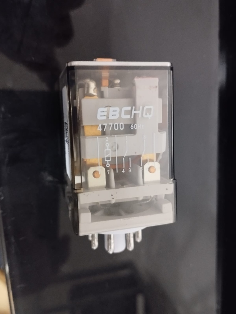 Relé marca Ebchq con Base; Bobina 110VAC, 10 Amp, pines 8, redondos, Contactos CO 2 